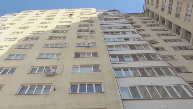 Alertă 112: O fetiță a căzut de la etajul opt al unui bloc din Capitală