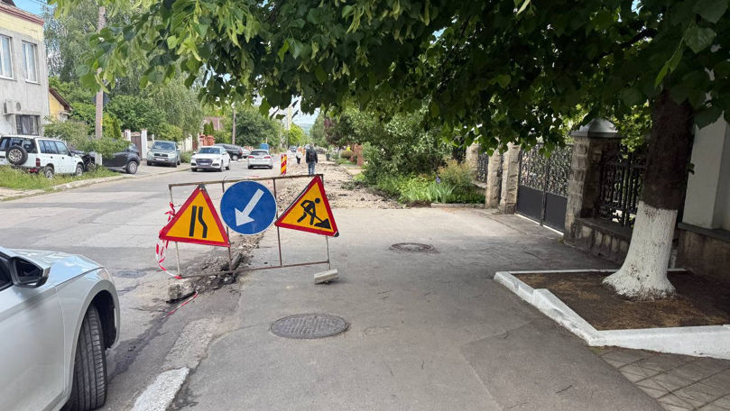 Lucrări pe strada Paris din Chișinău: Se repară trotuarul
