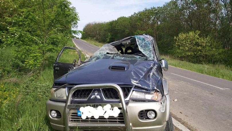 Accident la Hâncești: O șoferiță s-a răsturnat cu mașina pe șosea