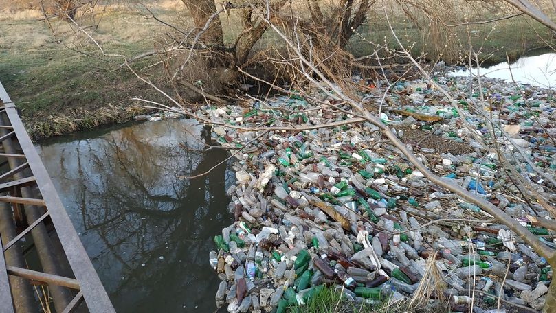 Insulă de plastic, descoperită de internauți pe râul Bâc