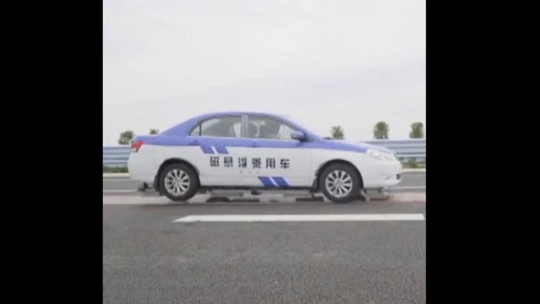 O maşină a fost testată în China, plutind deasupra carosabilului