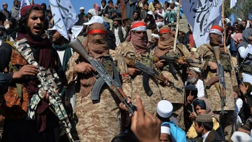 Талибы открыли огонь по митингующим в поддержку флага Афганистана.