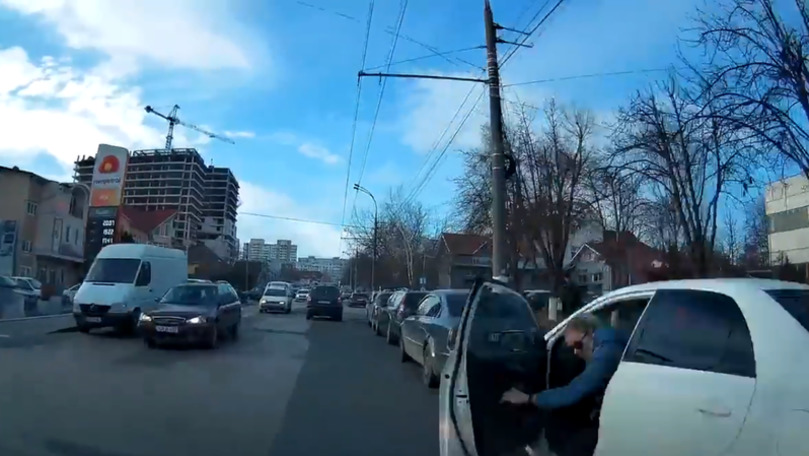 Momentul în care o șoferiță rămâne fără portiera mașinii, filmat