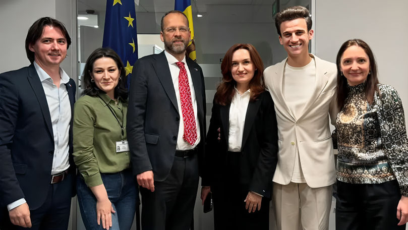 Cântărețul Gabriel Nebunu, chemat la o întâlnire de ambasadorul UE