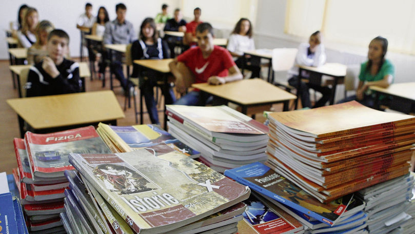 Raport: Manualele vechi influențează calitatea procesului educațional