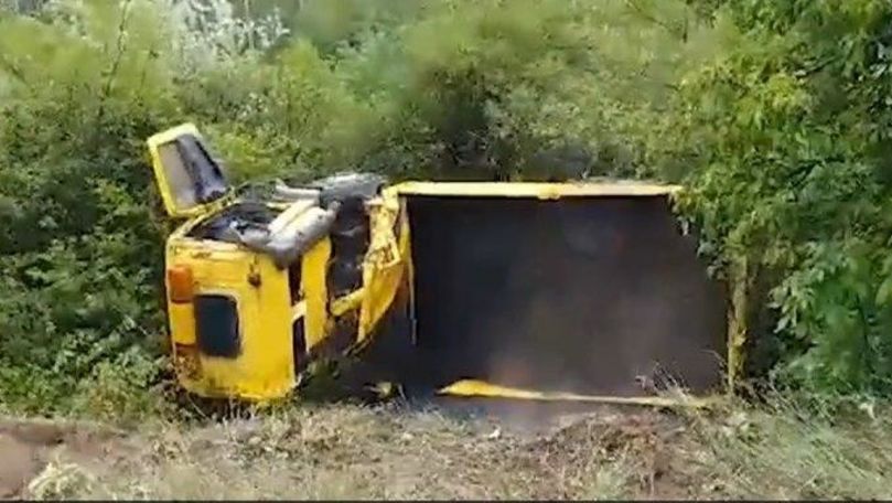 Un camion s-a răsturnat în apropiere de Cimitirul Sfântul Lazăr