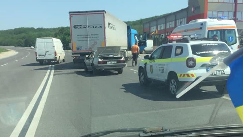 Grav accident la Vatra. O mașină a intrat sub un camion: Un rănit