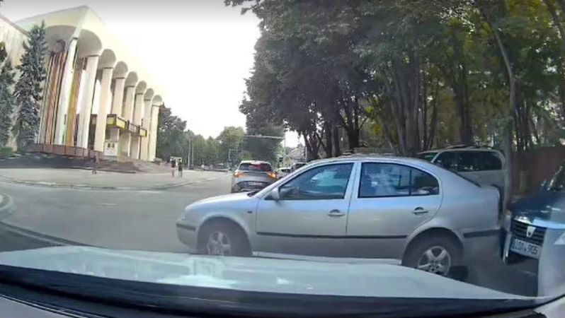 O Skoda cu numere guvernamentale, fară șofer, s-a pornit pe stradă