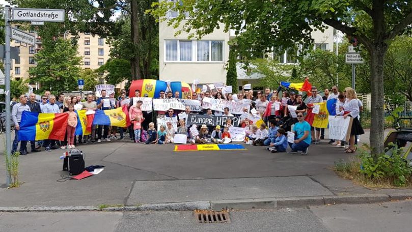 Cum au protestat moldovenii din diasporă în diferite orașe ale lumii