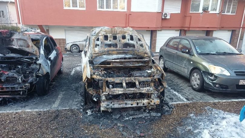 Detalii noi în cazul mașinilor distruse de flăcări într-o curte din Chișinău