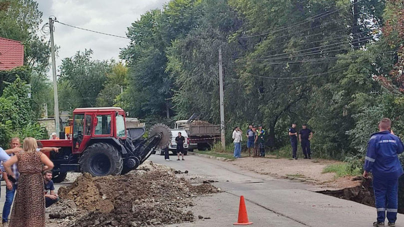 Alunecări de teren pe o stradă din Bălți: S-a format o gaură imensă