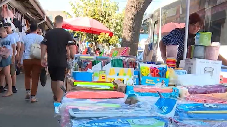 Родители вынуждены тратить огромные суммы, чтобы подготовить детей к школе.