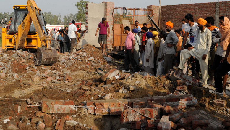 Explozie la o fabrică de compuși chimici din India: Sunt zeci de morți