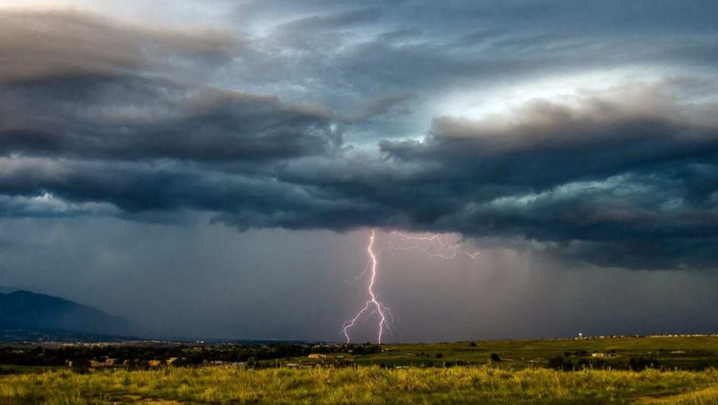 Alertă meteo: Cod Galben de ploi cu fulgere și vânt puternic