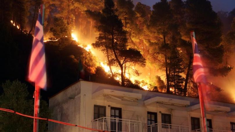 Un incendiu de vegetaţie a dus la evacuarea unui oraș din Grecia