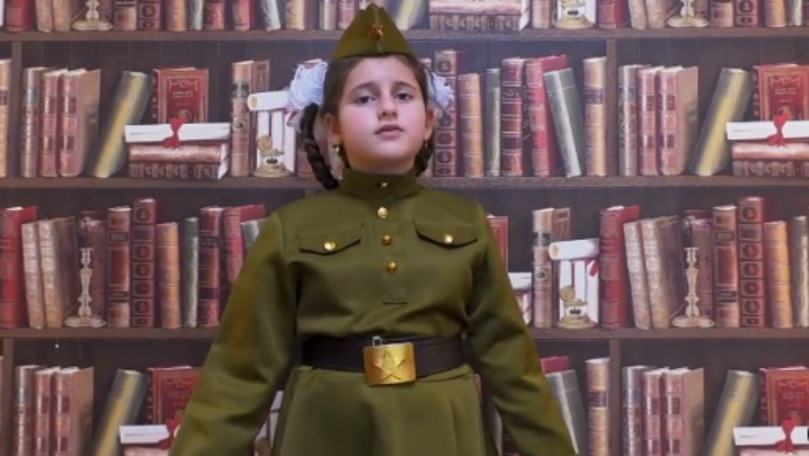 Fiica lui Șor, filmată cum recită o poezie despre ororile războiului
