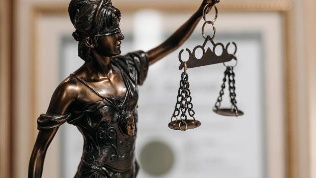 Avocat, în fața justiției: Și-a înșelat clientul și i-a sustras banii