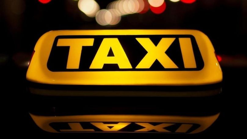 Taxi răsturnat pe o stradă din Capitală: Sunt 3 răniți