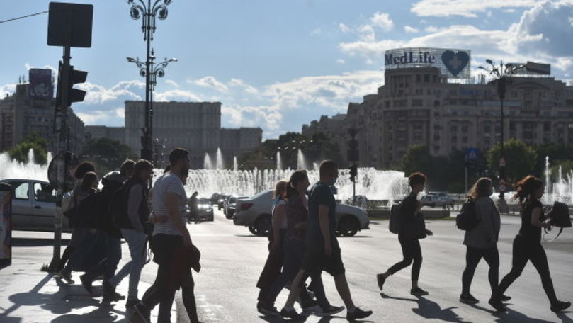 Masca devine obligatorie în mai multe zone publice din București