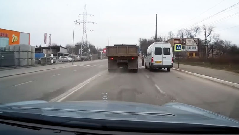 Un camion din Soroca, la un pas să lovească oameni pe zebră