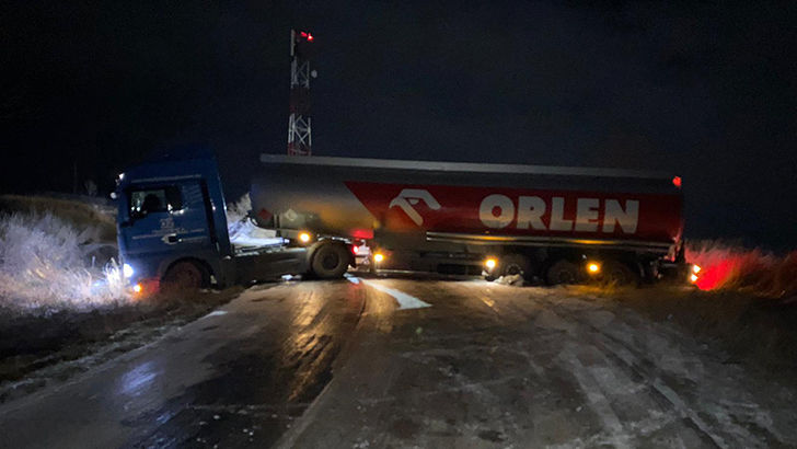 Doi moldoveni aflați la volanul unor cisterne au rămas blocați la Vaslui