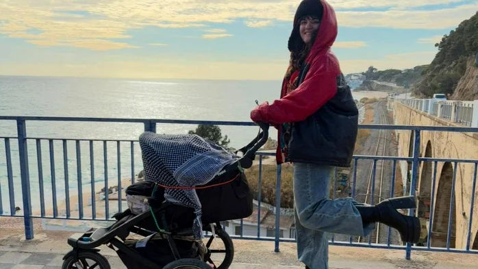 Cine e Dora, tânăra care merge pe tocuri din Barcelona până în România