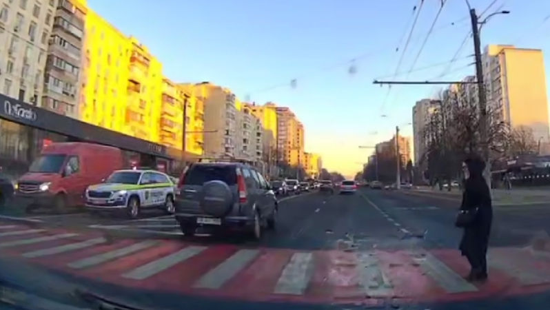 Momentul în care un șofer nu cedează trecerea unui pieton