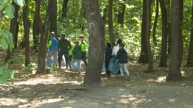 Chișinău: Mai mulți copii au făcut curat în parcul unde se antrenează