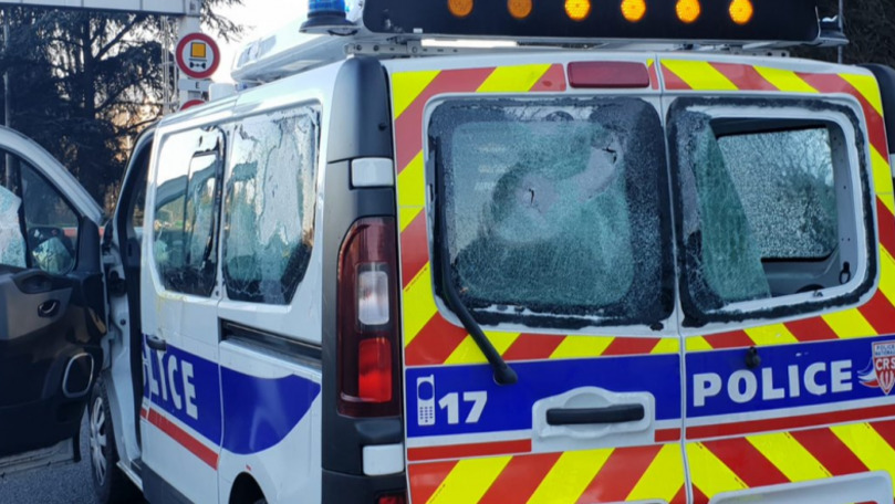 O furgonetă a Poliției, asaltată cu pietre și bâte de vestele galbene