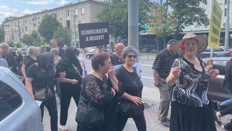 Democrația a murit: PP Șor a organizat un protest cu garoafe și coroane