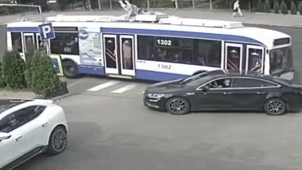 Un troleibuz plin cu pasageri, implicat într-un accident în Capitală