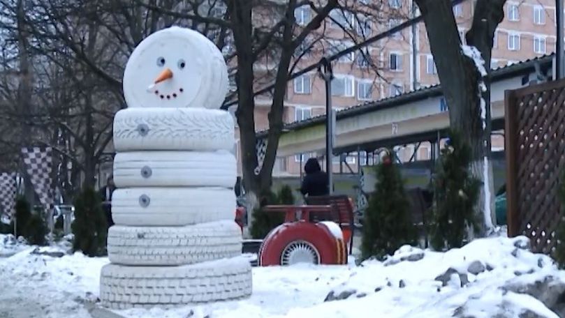 Babă de zăpadă din cauciucuri, în fața unei spălătorii din Chișinău