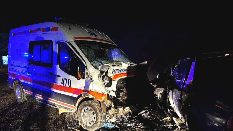 В ДТП со скорой помощью пострадали три медработника: санитара прооперируют в Кишиневе.