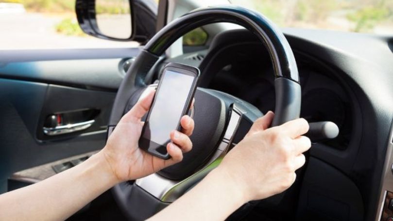 Şoferii care vorbesc la telefon în timp ce conduc vor fi sancţionaţi