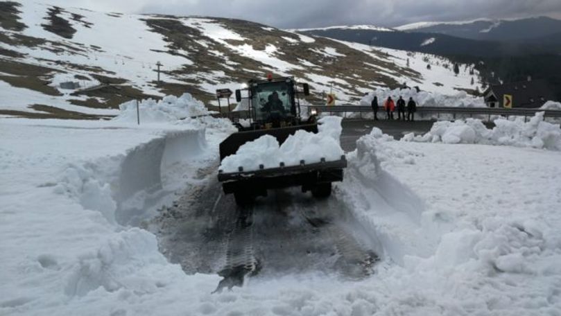 Drumul celebru din România acoperit cu zăpadă de 4 metri în aprilie