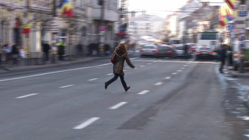 Polițiștii continuă să împartă amenzi pentru traversarea neregulamentară