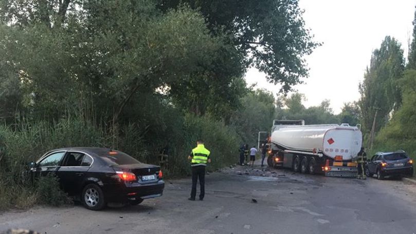 Accident grav în Capitală: Un BMW a rămas fără motor