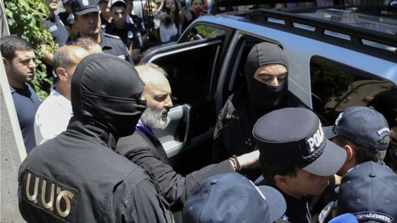Mai mulți preoți și polițiști din Armenia s-au bătut în plină stradă
