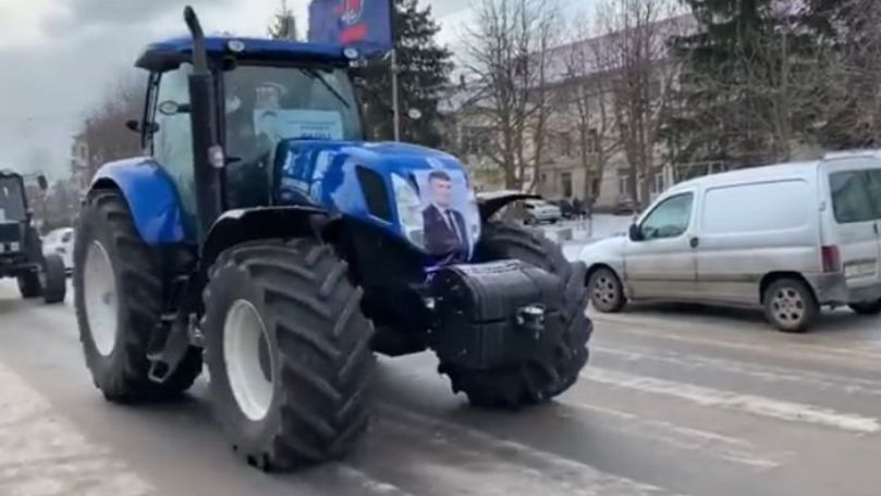 На последней «стометровке» пиарщики Демпартии пытаются выжать из своих подуставших креативщиков оставшиеся капли фантазии.