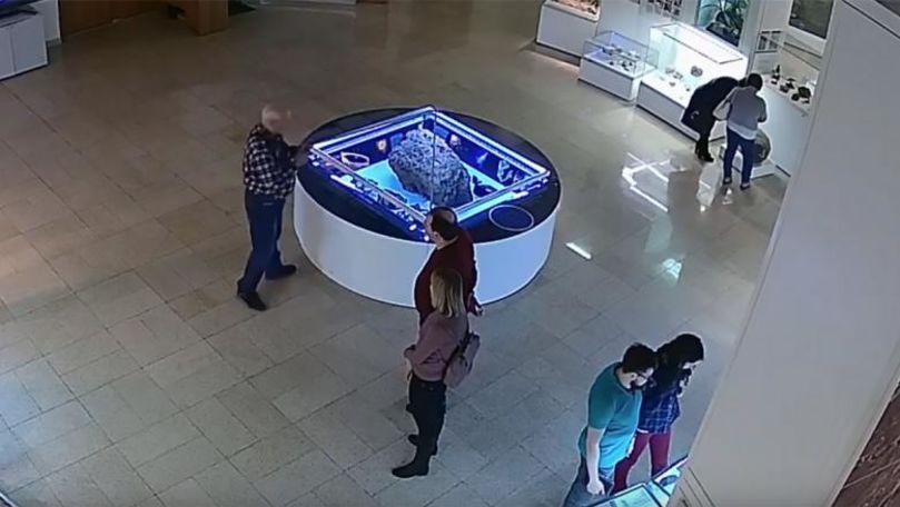Capacul de sticlă care protejează un meteorit a început să plutească