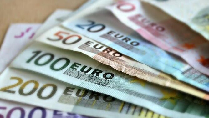 Război în Ucraina: Monedele europene se depreciază