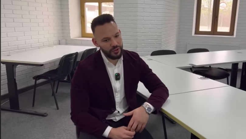 Viața de orfan povestită de un tânăr: Puțin greu, dar a fost și frumos
