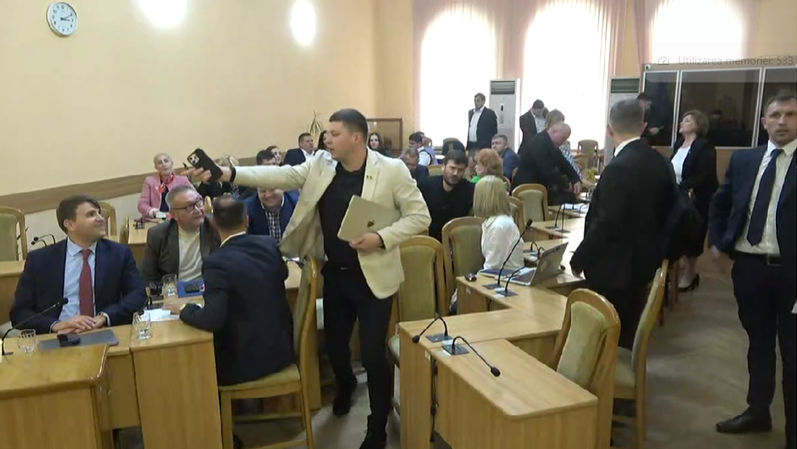Haos la CMC. Consilierii PAS au părăsit sala cu scandal: Opriți circul