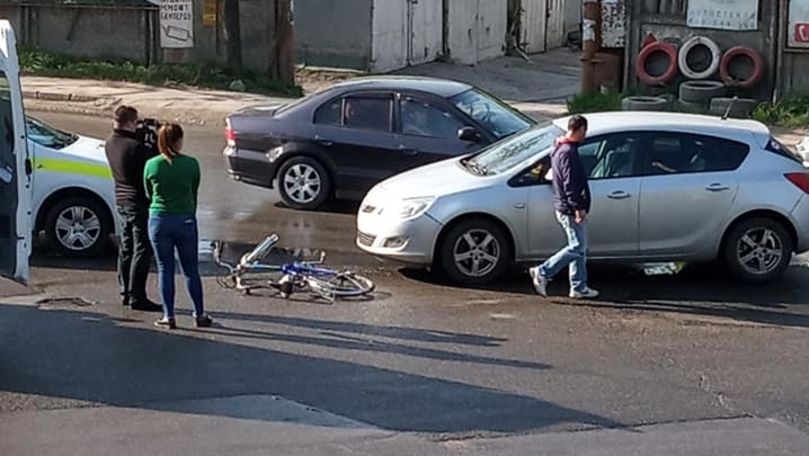 Accident la Durlești: O biciclistă, transportată la spital
