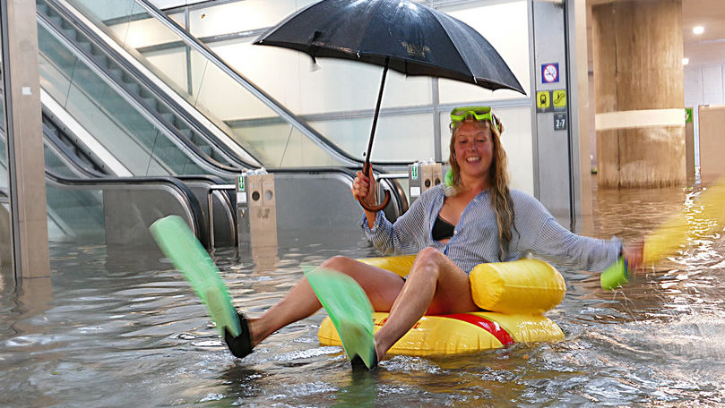 O stație de metrou inundată a fost transformată în piscină