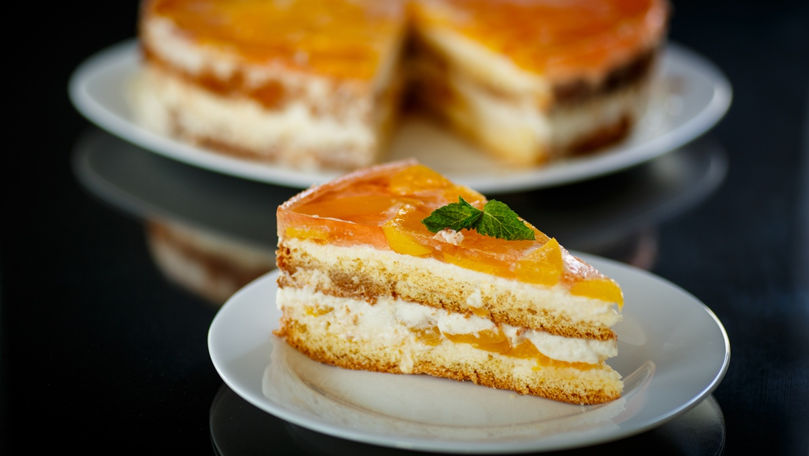 Rețetă nouă: Tiramisu de vară fără ouă, cu iaurt și jeleu de piersici