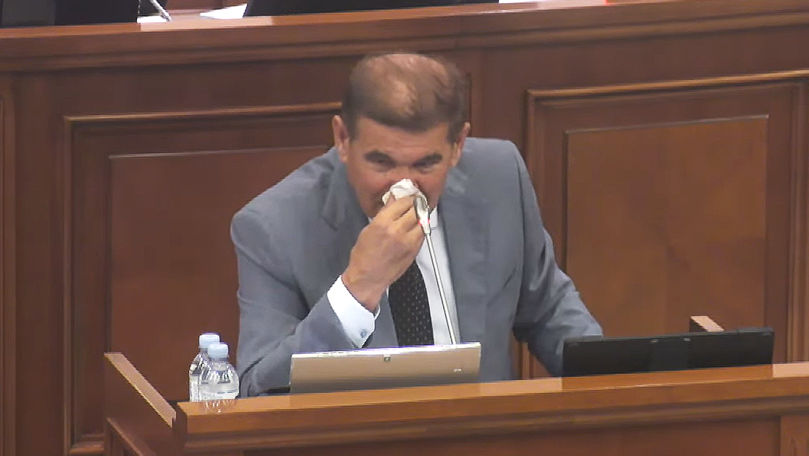 У депутата РAS пошла кровь из носа во время речи о жадности и предательстве.