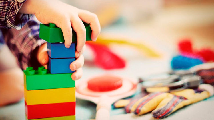Patru centre municipale oferă gratuit servicii pentru copiii cu autism
