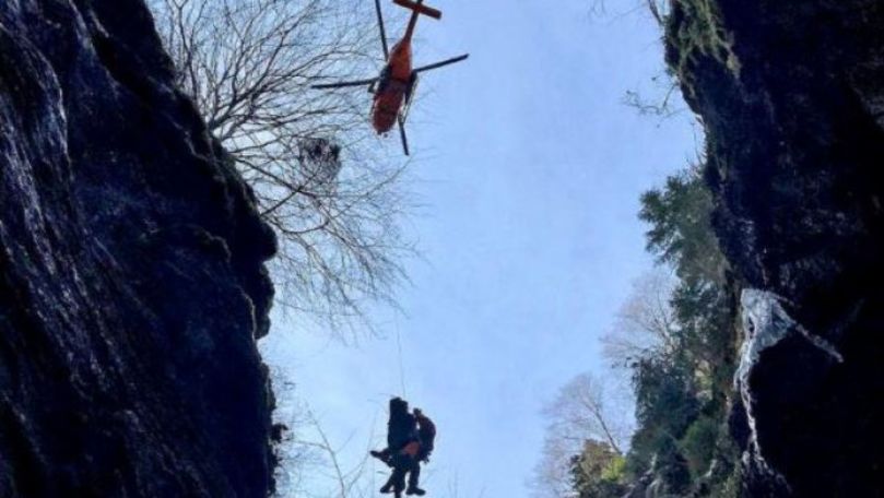 Un turist a supraviețuit după ce a căzut într-o prăpastie de 60 de metri
