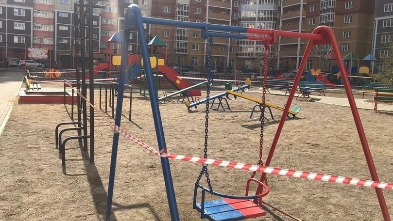 Доступ на детские площадки в столице остается ограниченным.